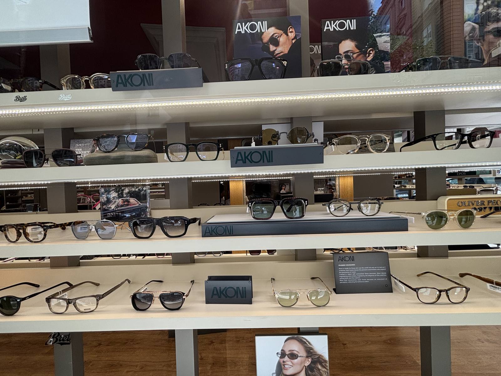 Monturas Akoni y Oliver Peoples en exposición en Óptica Alen