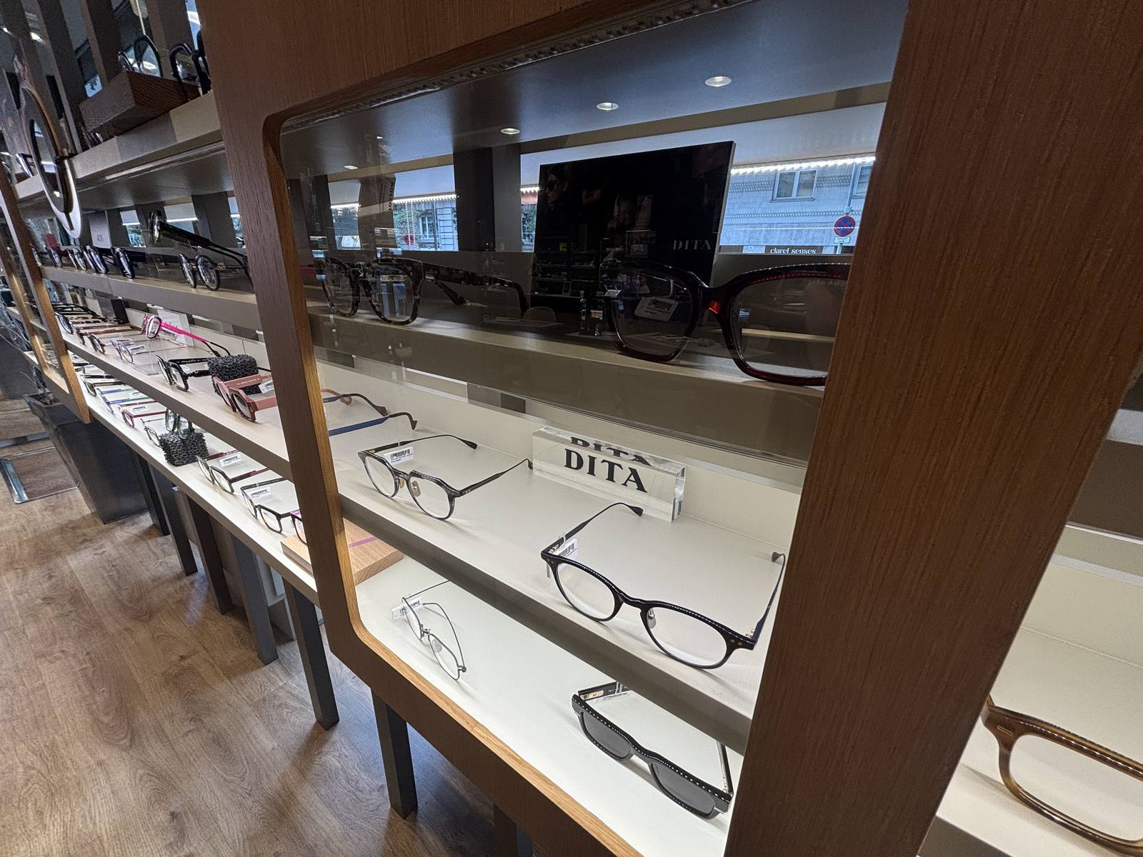 Vitrina con monturas Dita en Óptica Alen — Muntaner 468, Barcelona